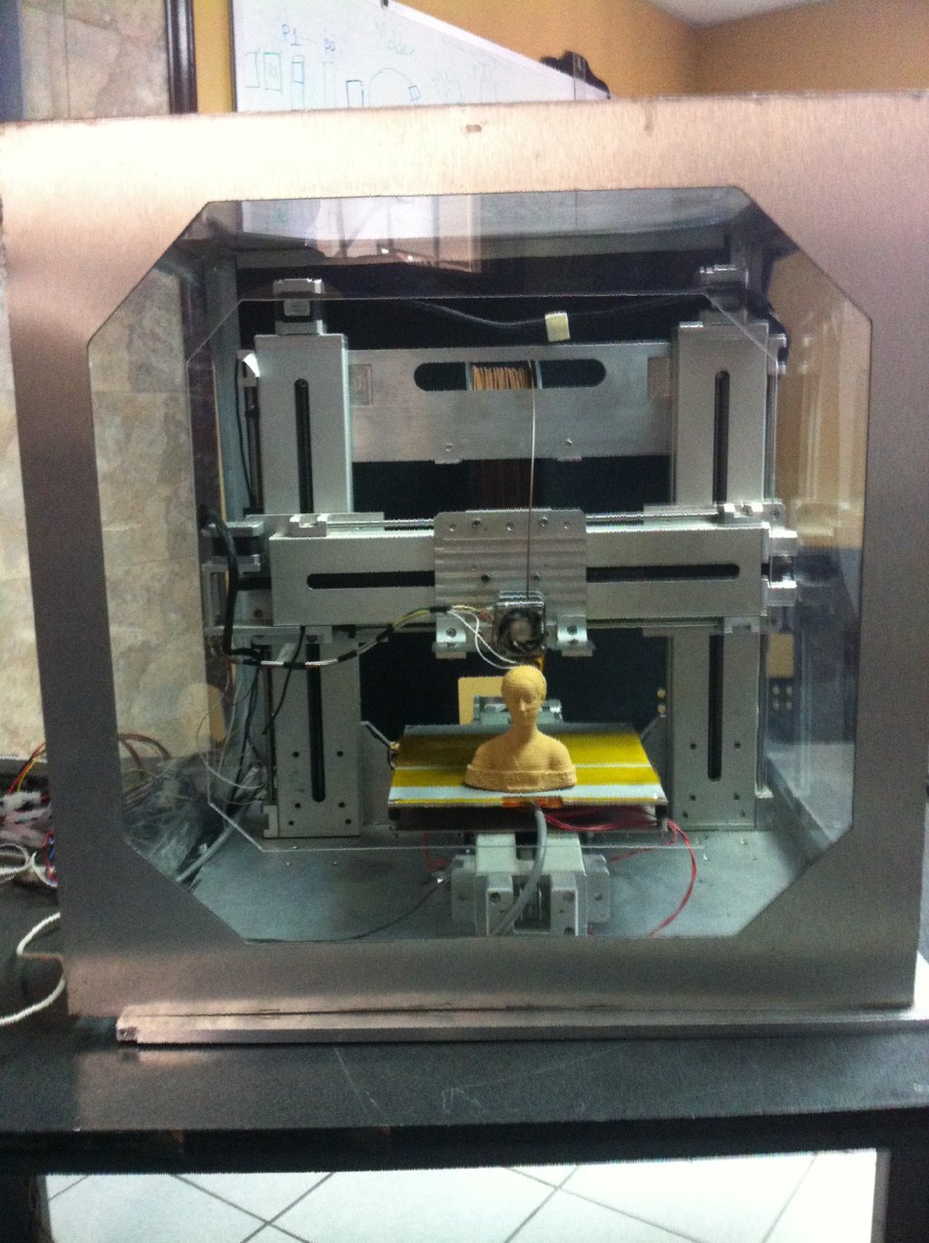 Interior de la impresora 3D con impresion